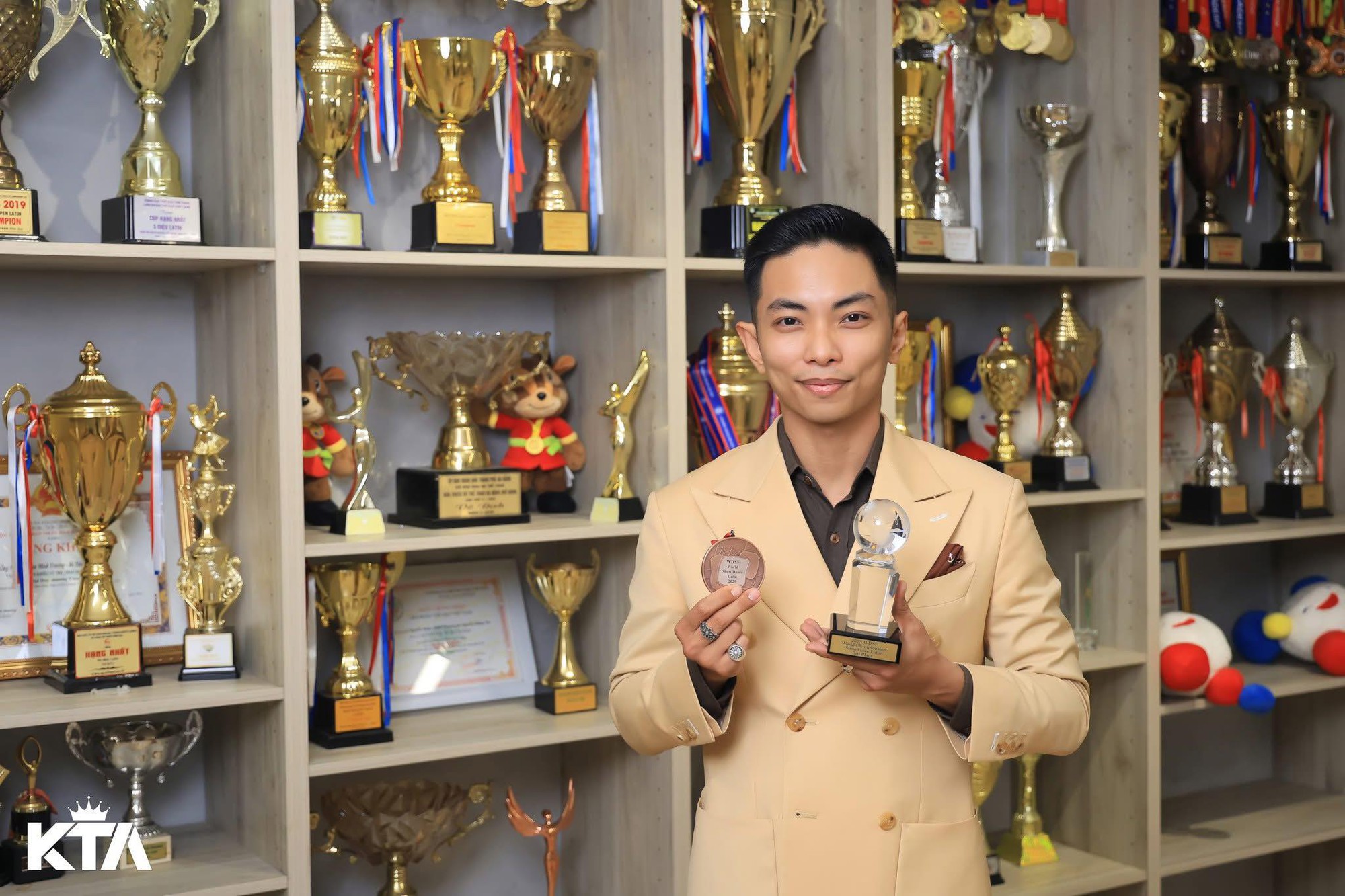 Phan Hiển khoe kho Phan Hiển khoe kho