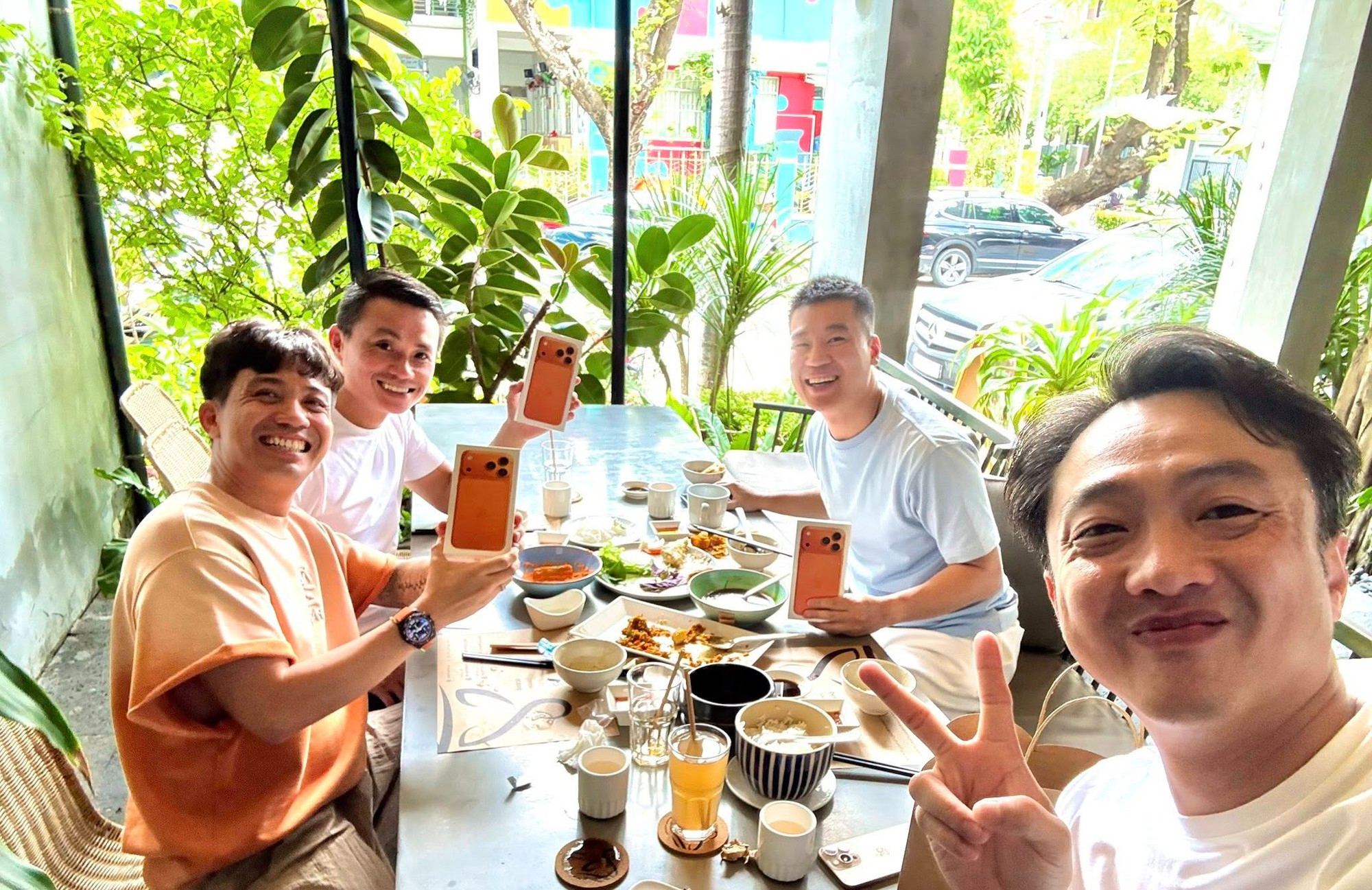 Phó tổng Đỗ Quang Vinh choáng vì iPhone 17 Pro Max: "Mọi người giàu, hay có chỗ mua rẻ mình không biết nhỉ?" - Ảnh 11.