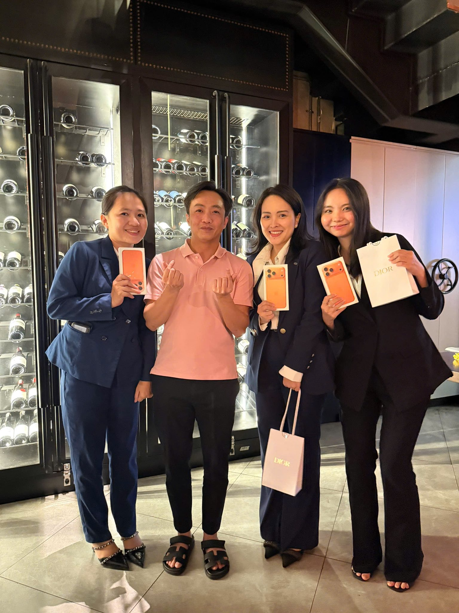 Phó tổng Đỗ Quang Vinh choáng vì iPhone 17 Pro Max: "Mọi người giàu, hay có chỗ mua rẻ mình không biết nhỉ?" - Ảnh 10.