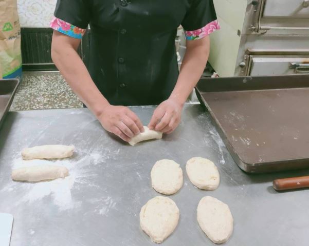 Rút sổ tiết kiệm hơn 1,4 tỷ đồng mở tiệm bánh nhưng chỉ bán được 2 cái/ngày, tôi định đóng cửa thì có bạn cứu nguy: Rút sổ tiết kiệm hơn 1,4 tỷ đồng mở tiệm bánh nhưng chỉ bán được 2 cái/ngày, tôi định đóng cửa thì có bạn cứu nguy: