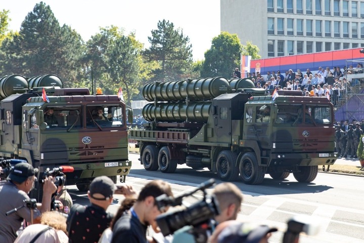 Khí tài Trung Quốc được phô diễn tại cuộc duyệt binh của Serbia- Ảnh 1.