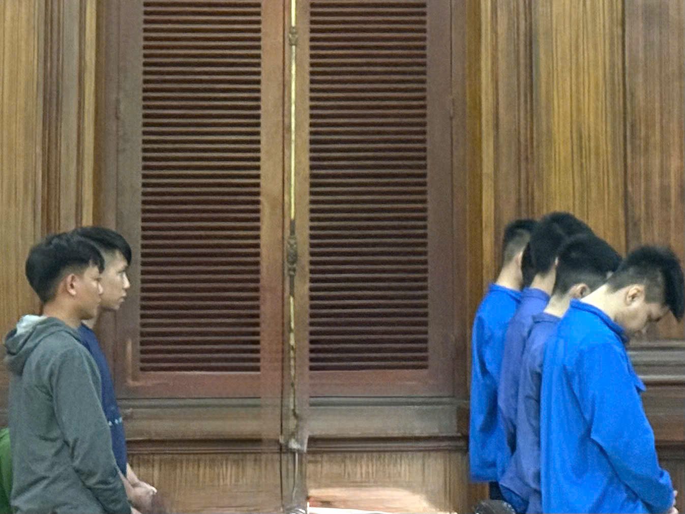 Mặc áo học sinh, chở bạn đi giết người- Ảnh 1. Mặc áo học sinh, chở bạn đi giết người- Ảnh 1.