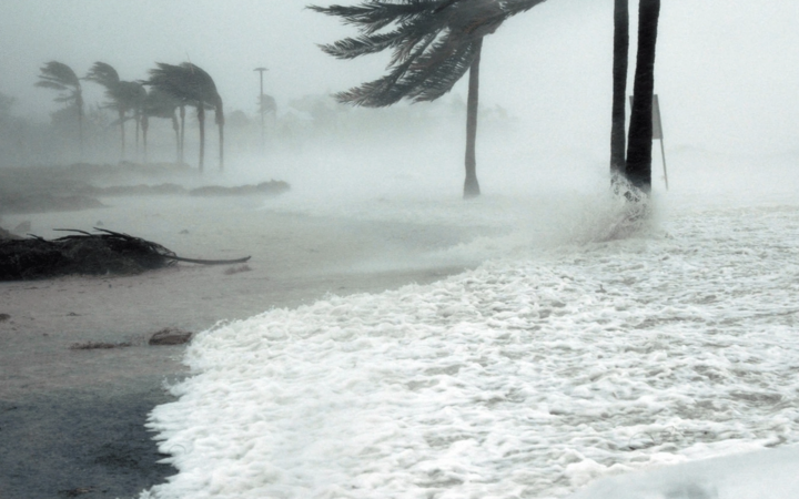 Siêu bão Ragasa vừa rời đi, đã xuất hiện vùng áp thấp mới gần Philippines- Ảnh 2. Bão Ragasa đổ bộ: Sân bay Hong Kong đóng cửa, Philippines sơ tán hàng ngàn người