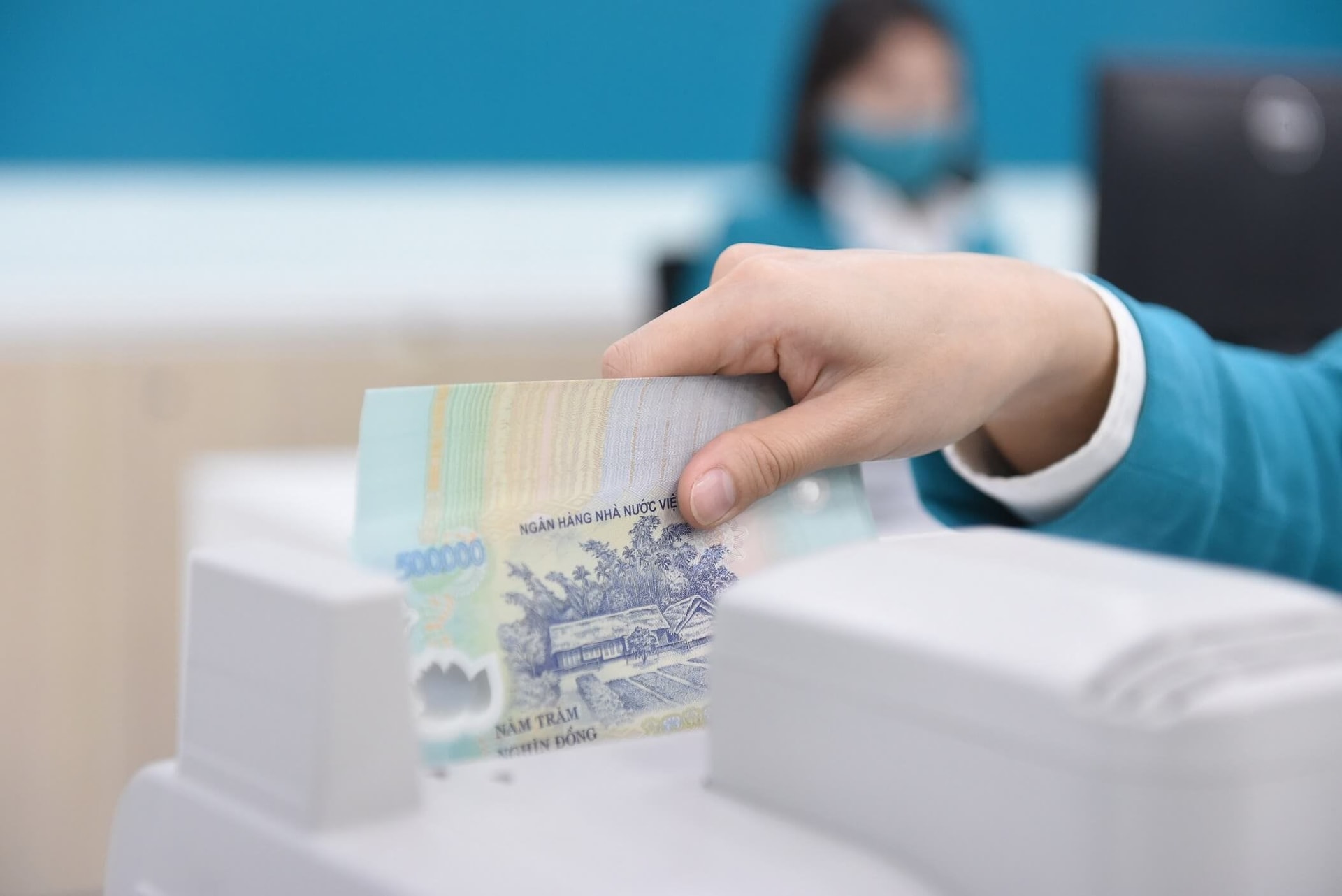 Chuyện lạ trên thị trường tiền tệ Việt Nam: Điều gì đang diễn ra?