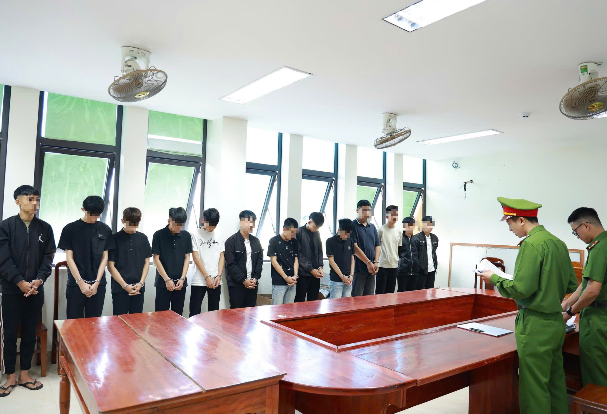 Khởi tố nhóm côn đồ gây thương tích nghiêm trọng tại Quảng Trị - Ảnh 1. Khởi tố nhóm côn đồ gây thương tích nghiêm trọng tại Quảng Trị - Ảnh 1.