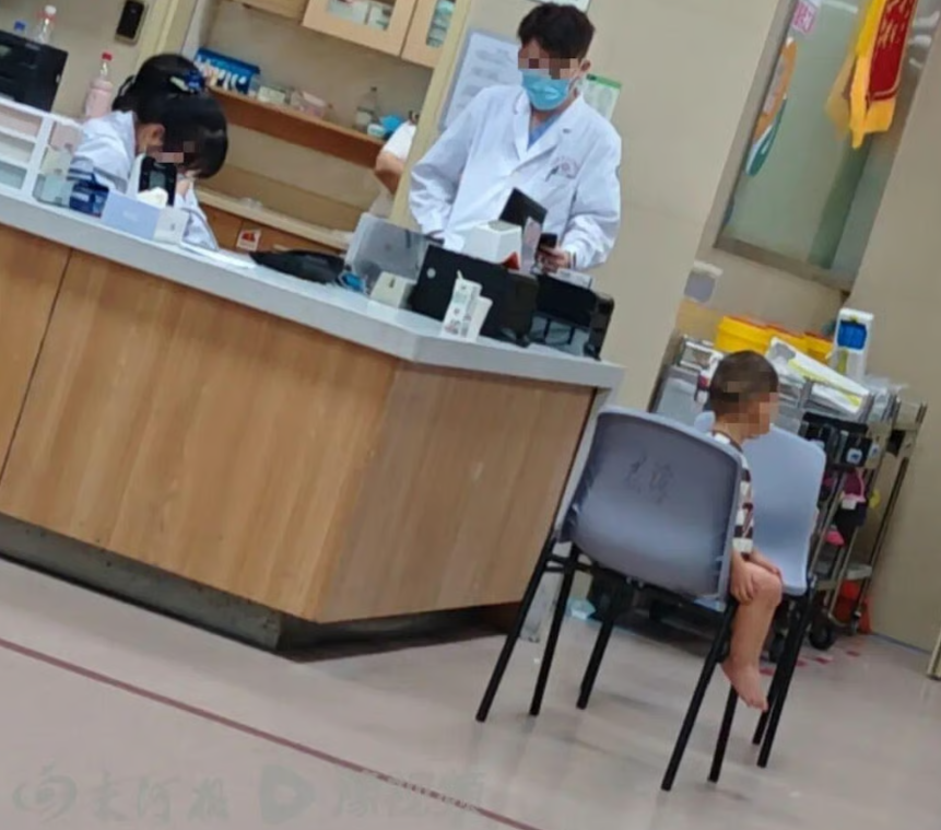 Bé hai tuổi sống sót nhiều ngày bên thi thể mẹ trong căn phòng trọ- Ảnh 3. Bé hai tuổi sống sót nhiều ngày bên thi thể mẹ trong căn phòng trọ- Ảnh 3.