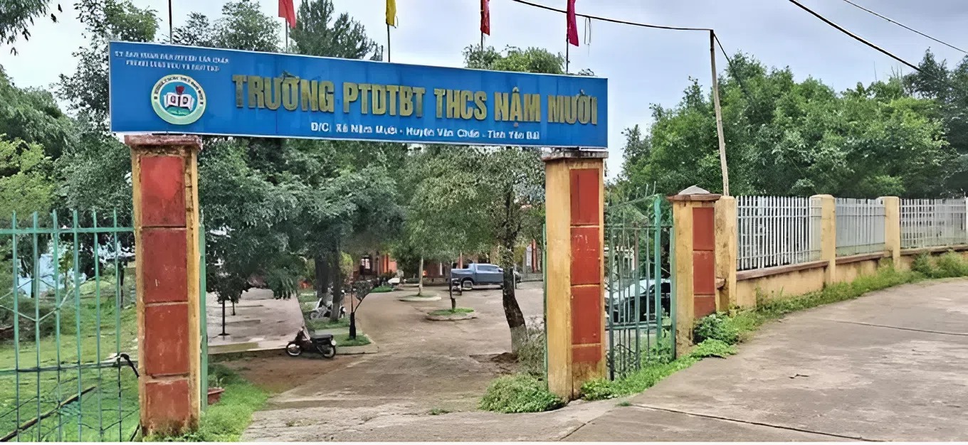 Trụ cổng trường học bất ngờ đổ sập khiến 2 anh em ruột tử vong thương tâm - Ảnh 1.