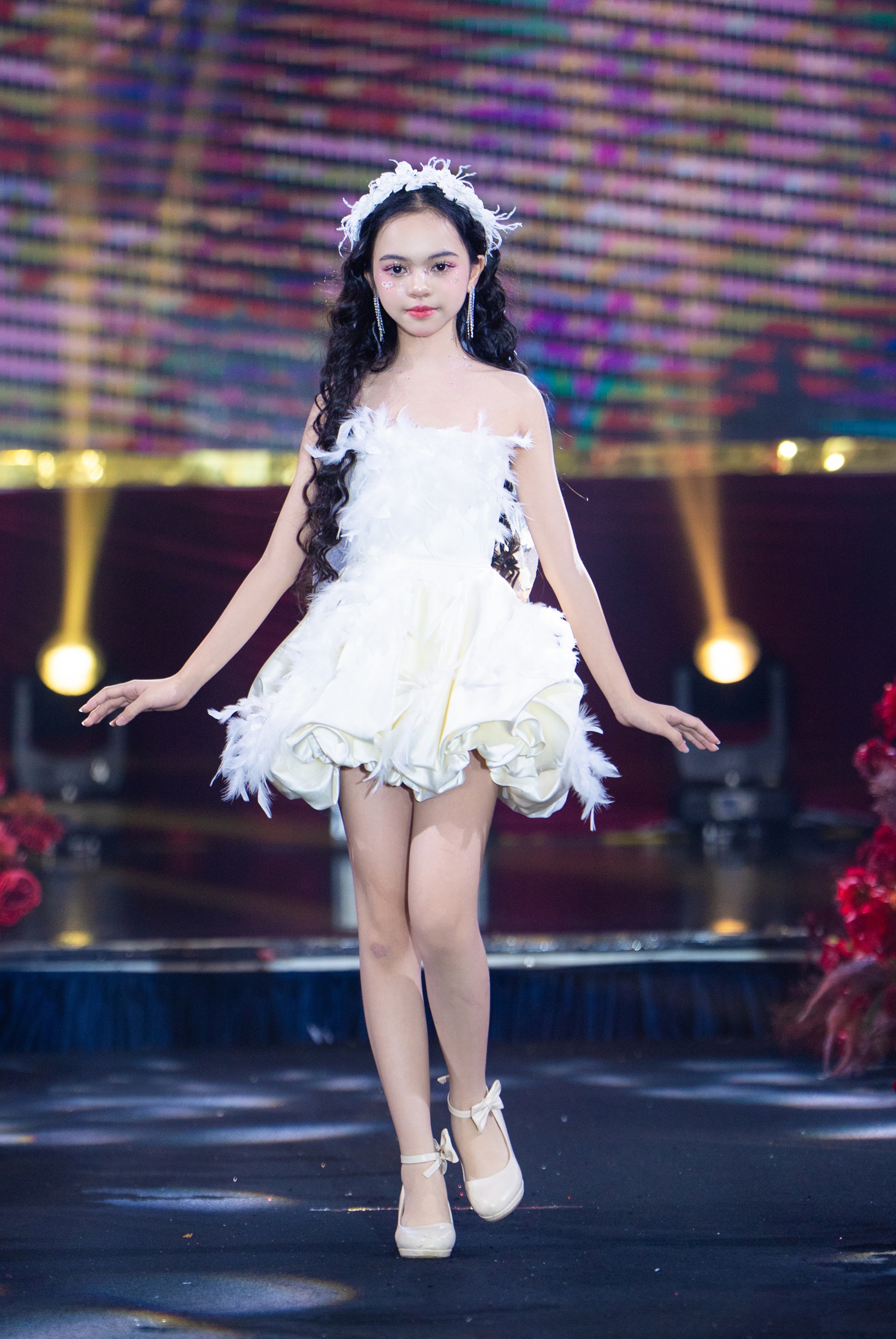 Á hậu Hương Ly, Lê Phan Hạnh Nguyên hóa cô dâu xinh đẹp- Ảnh 4.