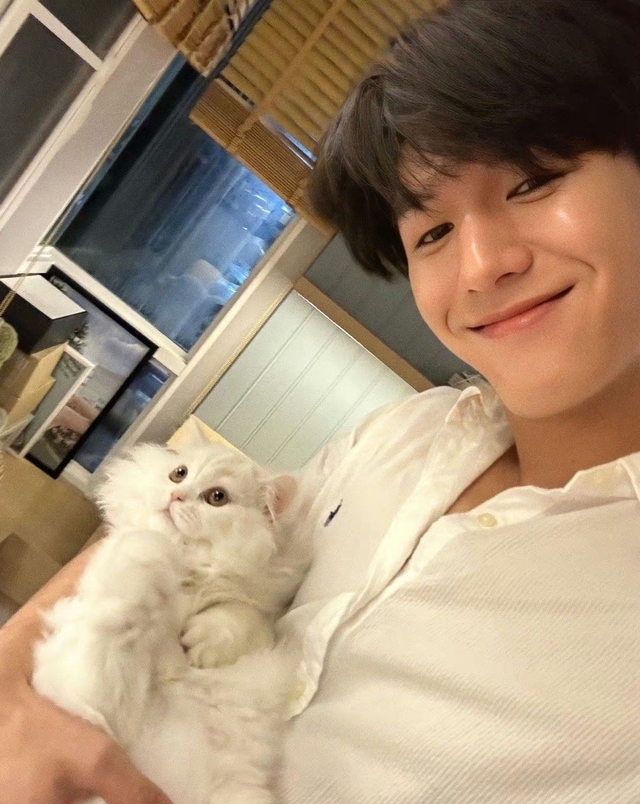 Tân sinh viên lái BMW giá 3 tỷ trong ngày đầu đi học, nhìn xuống chân thấy một thứ "không phải người giàu không hiểu được"- Ảnh 2.