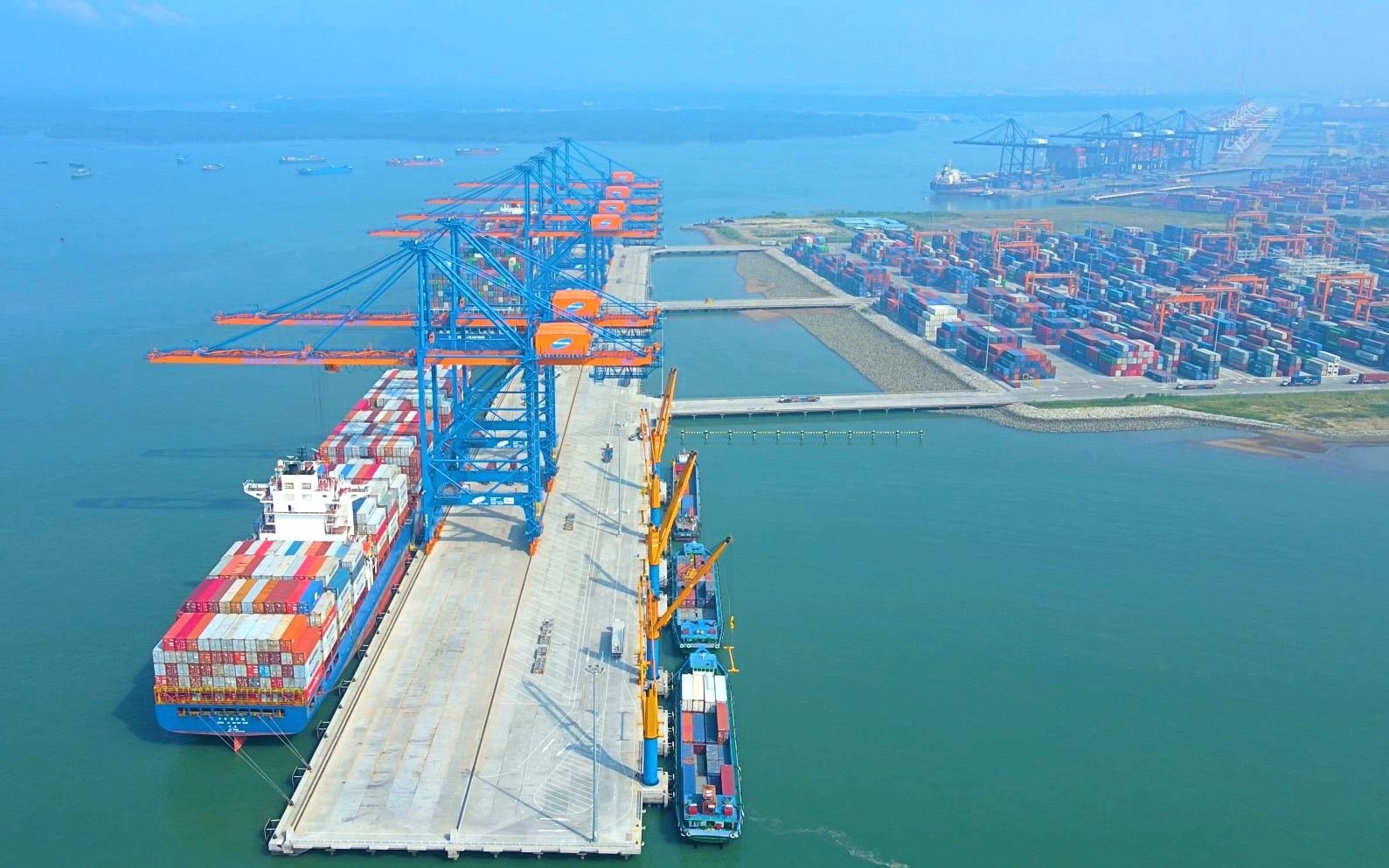 Sân bay cách Tân Sơn Nhất 300km dừng khai thác, sẽ nâng công suất gấp 5 lần- Ảnh 2. Việt Nam sẽ có khu cảng lớn hơn cảng Singapore, lợi thế