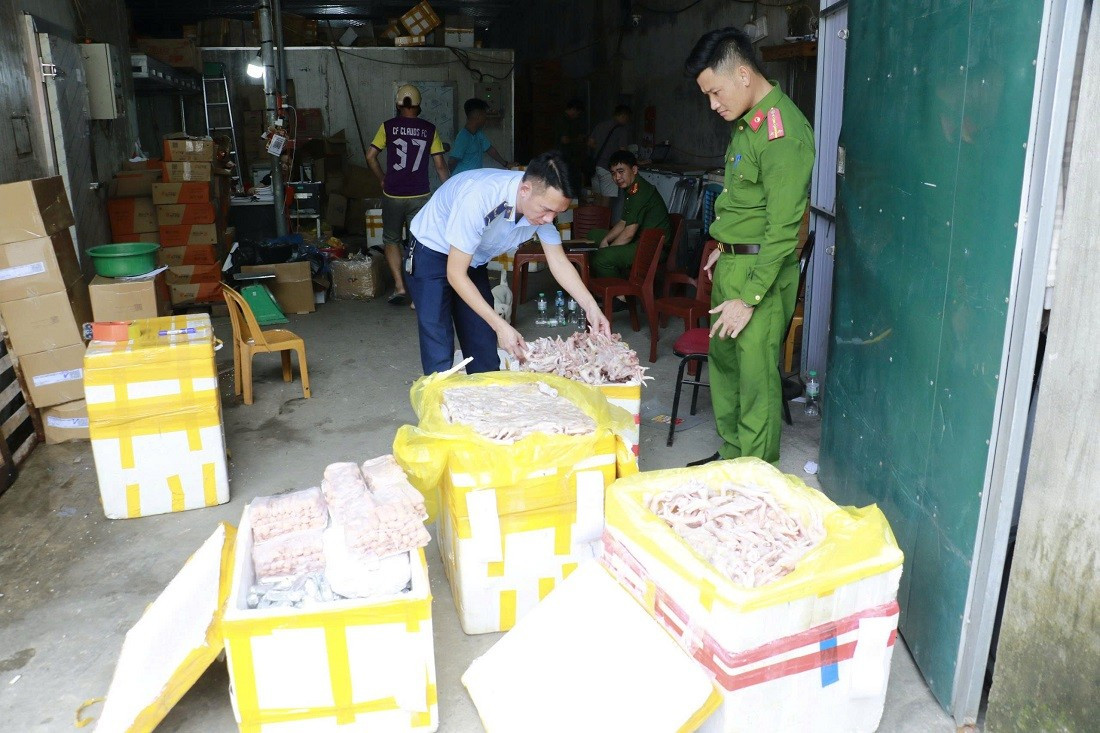 Phát hiện kho đông lạnh chứa hàng nghìn chân gà, xúc xích lậu - Ảnh 1. Phát hiện kho đông lạnh chứa hàng nghìn chân gà, xúc xích lậu - Ảnh 1.
