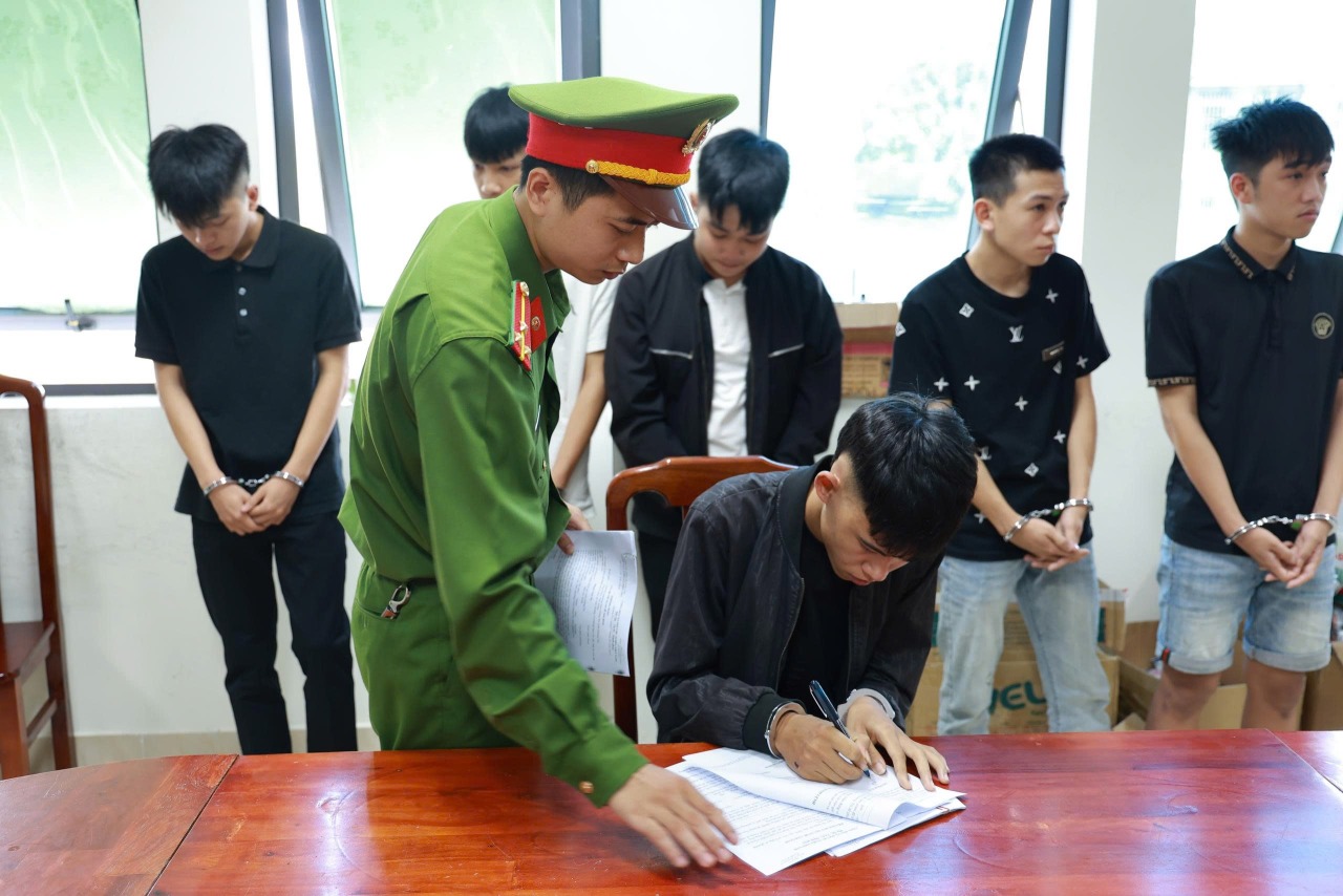 Trong một đêm, 16 thanh niên vướng lao lý vì làm chuyện tày đình- Ảnh 2. Trong một đêm, 16 thanh niên vướng lao lý vì làm chuyện tày đình- Ảnh 2.