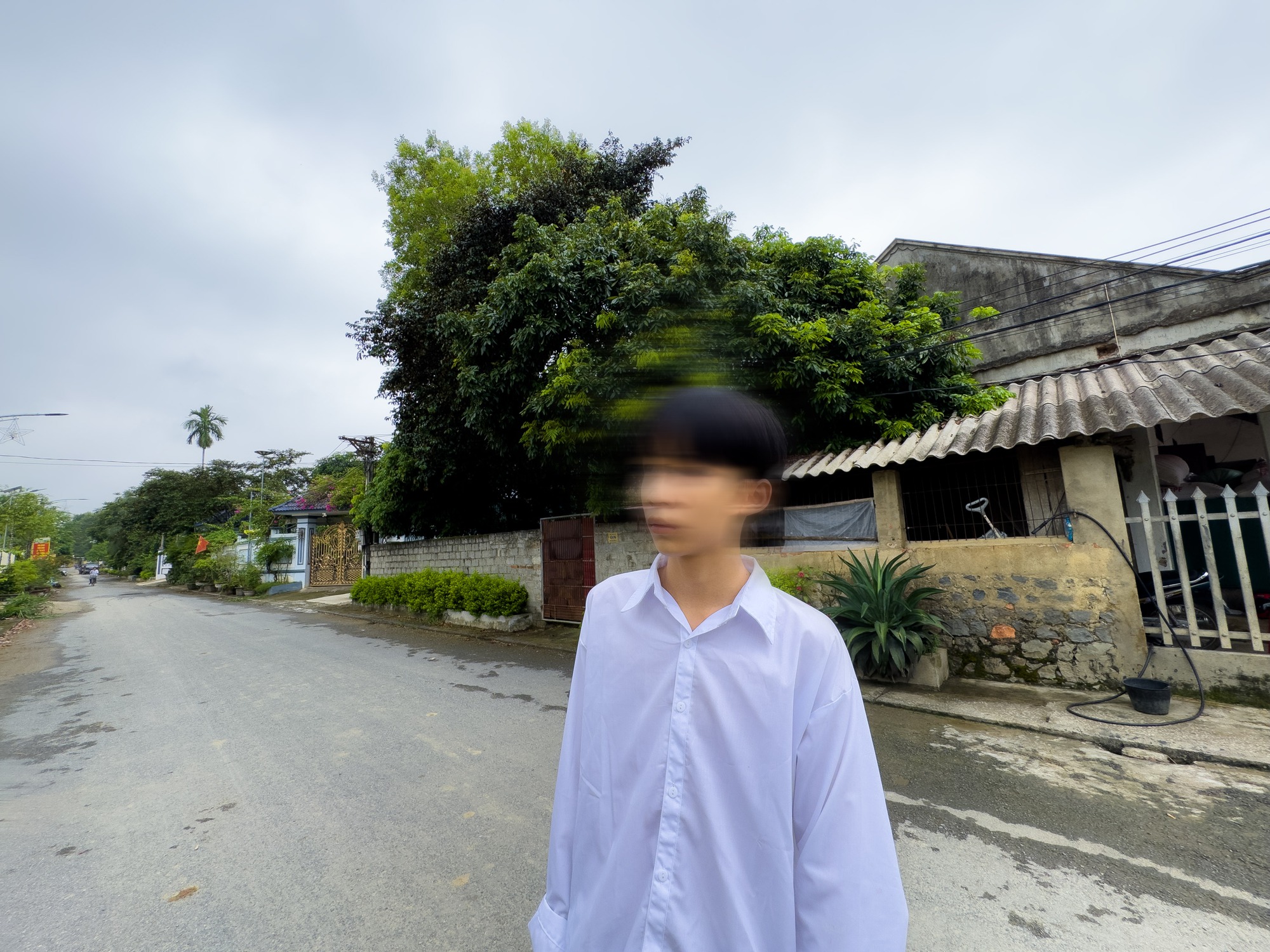 Tang thương tại thôn xóm nơi bé gái 8 tuổi bị anh họ sát hại: Lời nghẹn đắng của bố nạn nhân, hàng xóm tiết lộ điều không ngờ về nghi phạm- Ảnh 3. Tang thương tại thôn xóm nơi bé gái 8 tuổi bị anh họ sát hại: Lời nghẹn đắng của bố nạn nhân, hàng xóm tiết lộ điều không ngờ về nghi phạm- Ảnh 3.