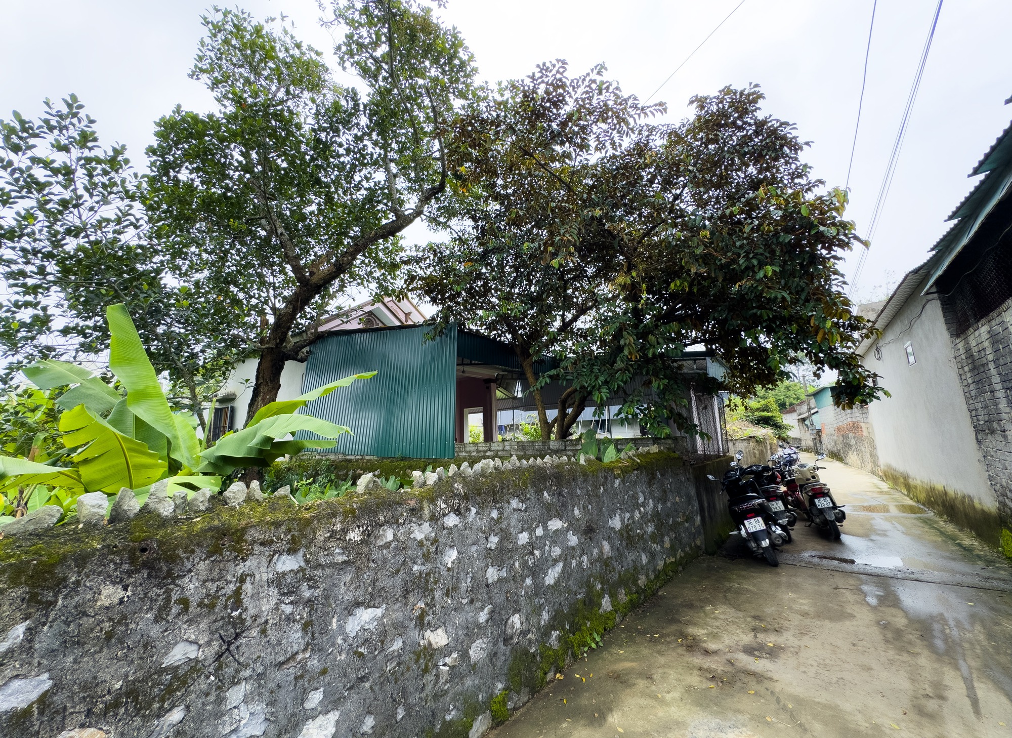 Tang thương tại thôn xóm nơi bé gái 8 tuổi bị anh họ sát hại: Lời nghẹn đắng của bố nạn nhân, hàng xóm tiết lộ điều không ngờ về nghi phạm- Ảnh 4. Tang thương tại thôn xóm nơi bé gái 8 tuổi bị anh họ sát hại: Lời nghẹn đắng của bố nạn nhân, hàng xóm tiết lộ điều không ngờ về nghi phạm- Ảnh 4.