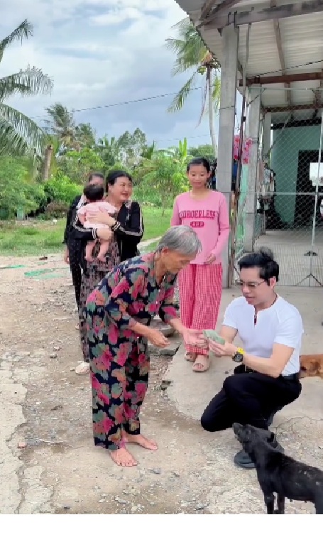 Ngọc Sơn cầm xấp tiền đưa thẳng cho một cụ bà, đếm đủ 20 tờ 500 nghìn- Ảnh 1. Ngọc Sơn cầm xấp tiền đưa thẳng cho một cụ bà, đếm đủ 20 tờ 500 nghìn- Ảnh 1.