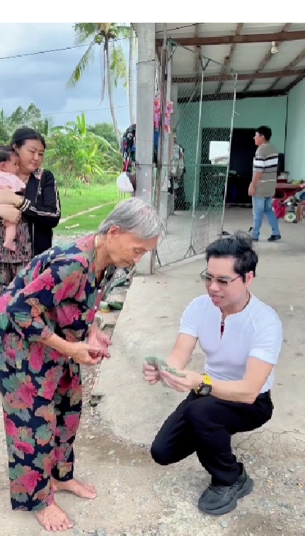 Ngọc Sơn cầm xấp tiền đưa thẳng cho một cụ bà, đếm đủ 20 tờ 500 nghìn- Ảnh 2. Ngọc Sơn cầm xấp tiền đưa thẳng cho một cụ bà, đếm đủ 20 tờ 500 nghìn- Ảnh 2.