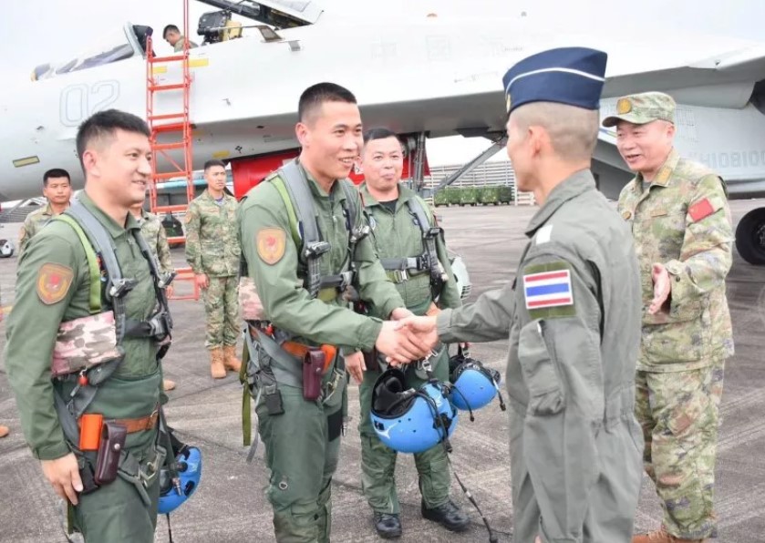 Đồng minh lớn ngoài NATO của Mỹ 'bắt tay' Trung Quốc tập trận không quân- Ảnh 3.