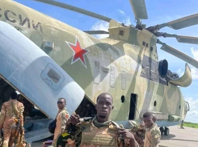 Trực thăng khổng lồ Mi-26 theo 'Quân đoàn châu Phi' xuất hiện tại Mali- Ảnh 1.