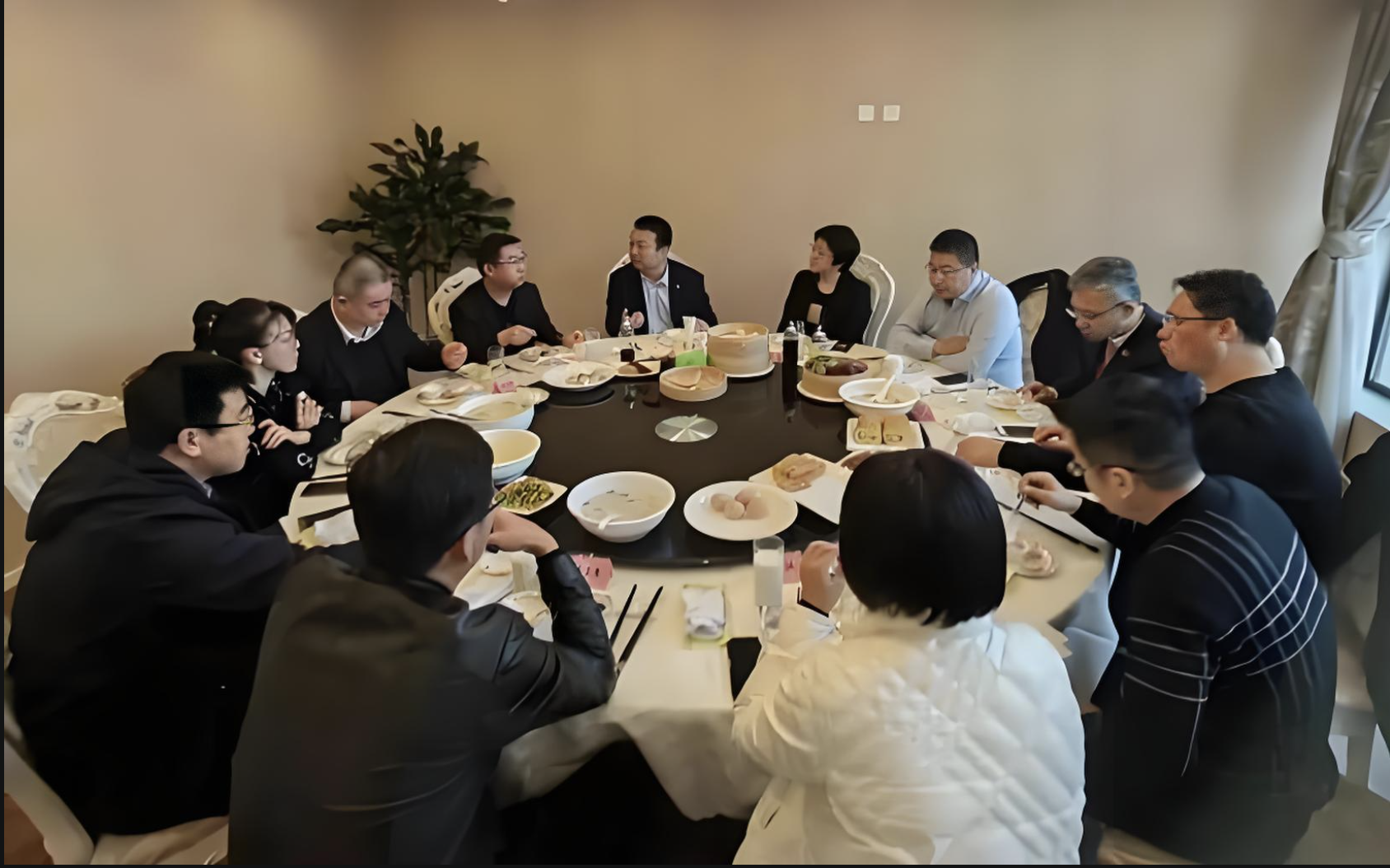 Họp lớp sau 10 năm, tôi kêu gọi mọi người ủng hộ một bạn gặp khó trong lớp: Về nhà phát hiện bị chặn khỏi nhóm chung, nhưng lòng vẫn nhẹ nhõm- Ảnh 1.