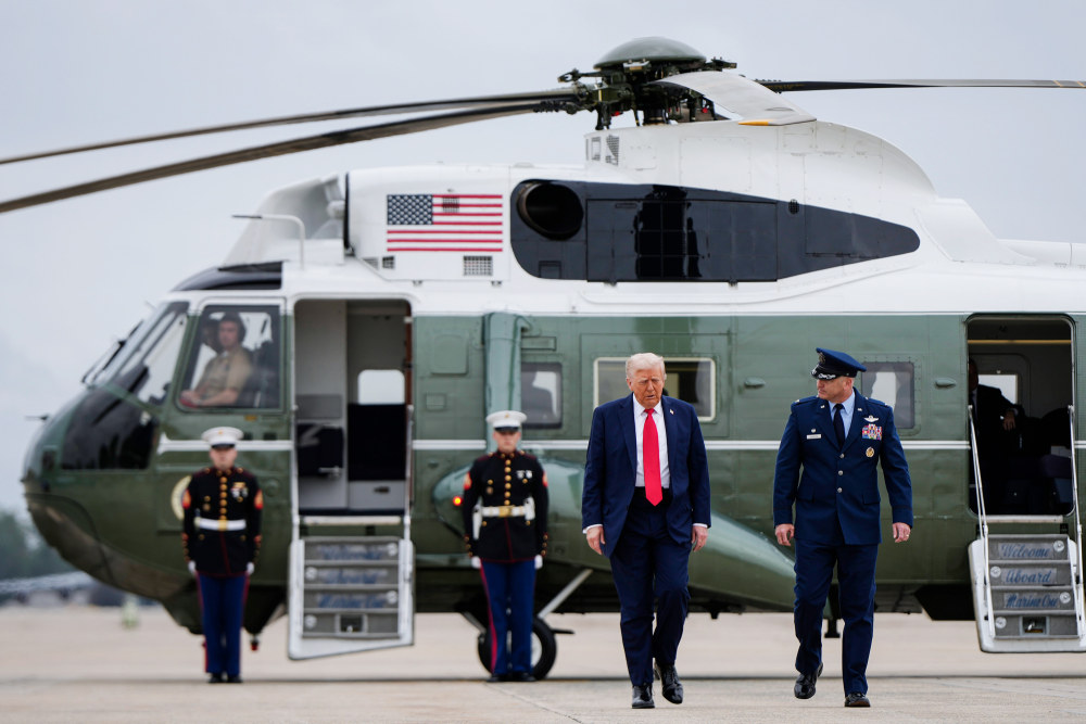 Mỹ bắt người đàn ông chiếu tia laser vào trực thăng chở Tổng thống Trump- Ảnh 1.