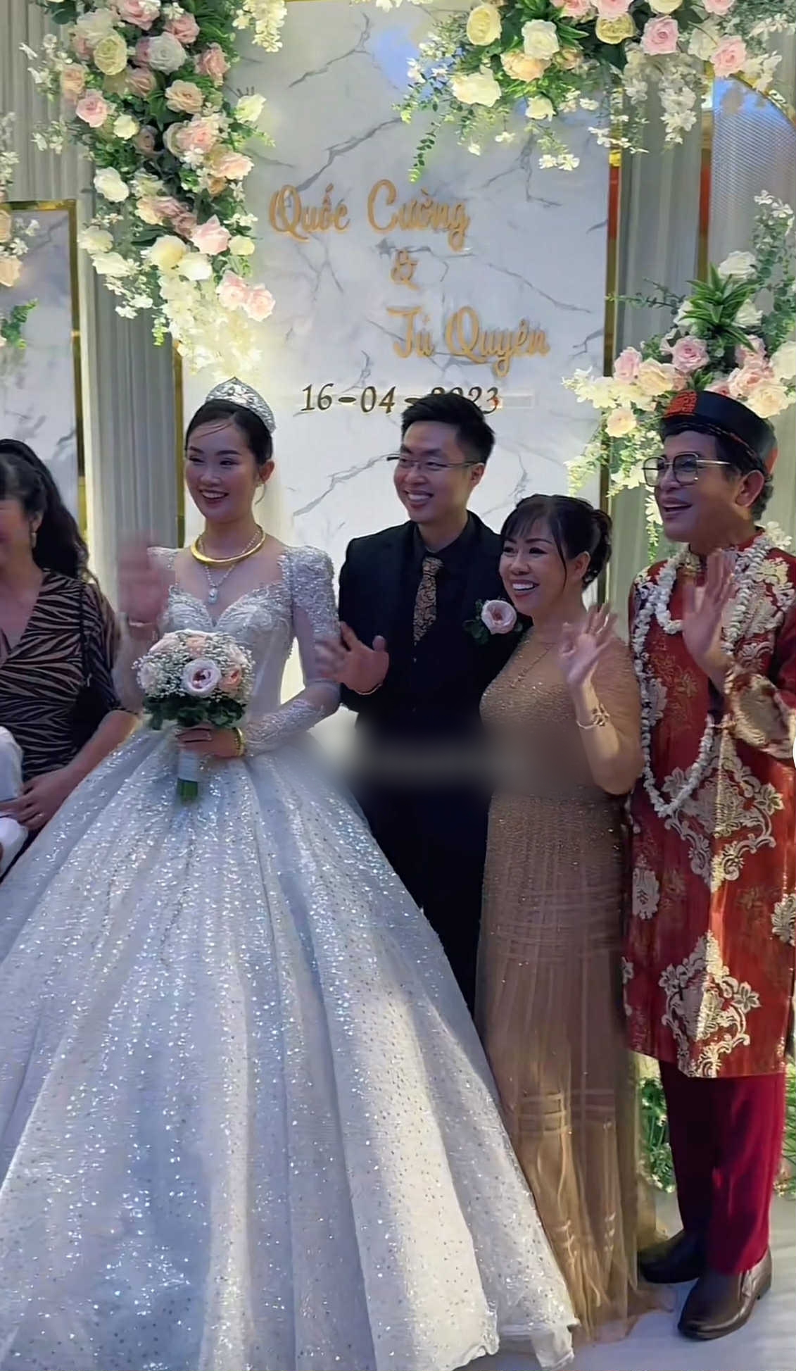 MC Thanh Bạch và những lần dự đám cưới với trang phục lấn át cả cô dâu- Ảnh 6.