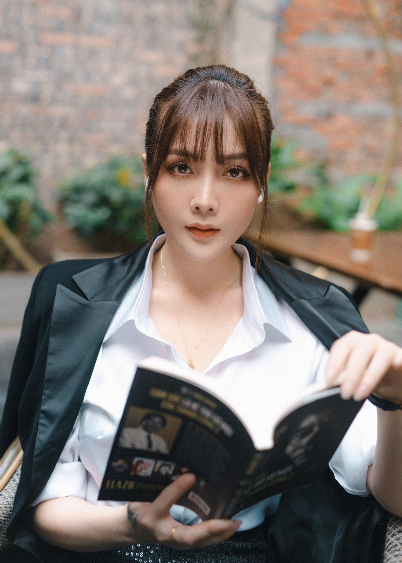 Chưa thấy phu nhân tài phiệt nào kém sang thế này: Nhan sắc sến súa lạc quẻ, giọng nói còn tuyệt vọng hơn- Ảnh 5. Chưa thấy phu nhân tài phiệt nào kém sang thế này: Nhan sắc sến súa lạc quẻ, giọng nói còn tuyệt vọng hơn- Ảnh 5.