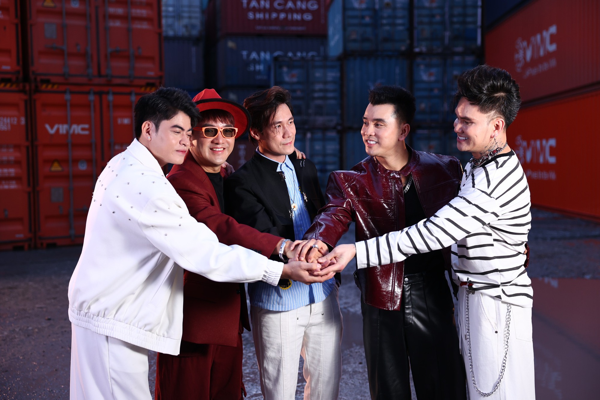 Ưng Hoàng Phúc đã có mặt để làm việc với Công an TP.HCM theo thư triệu tập- Ảnh 5.