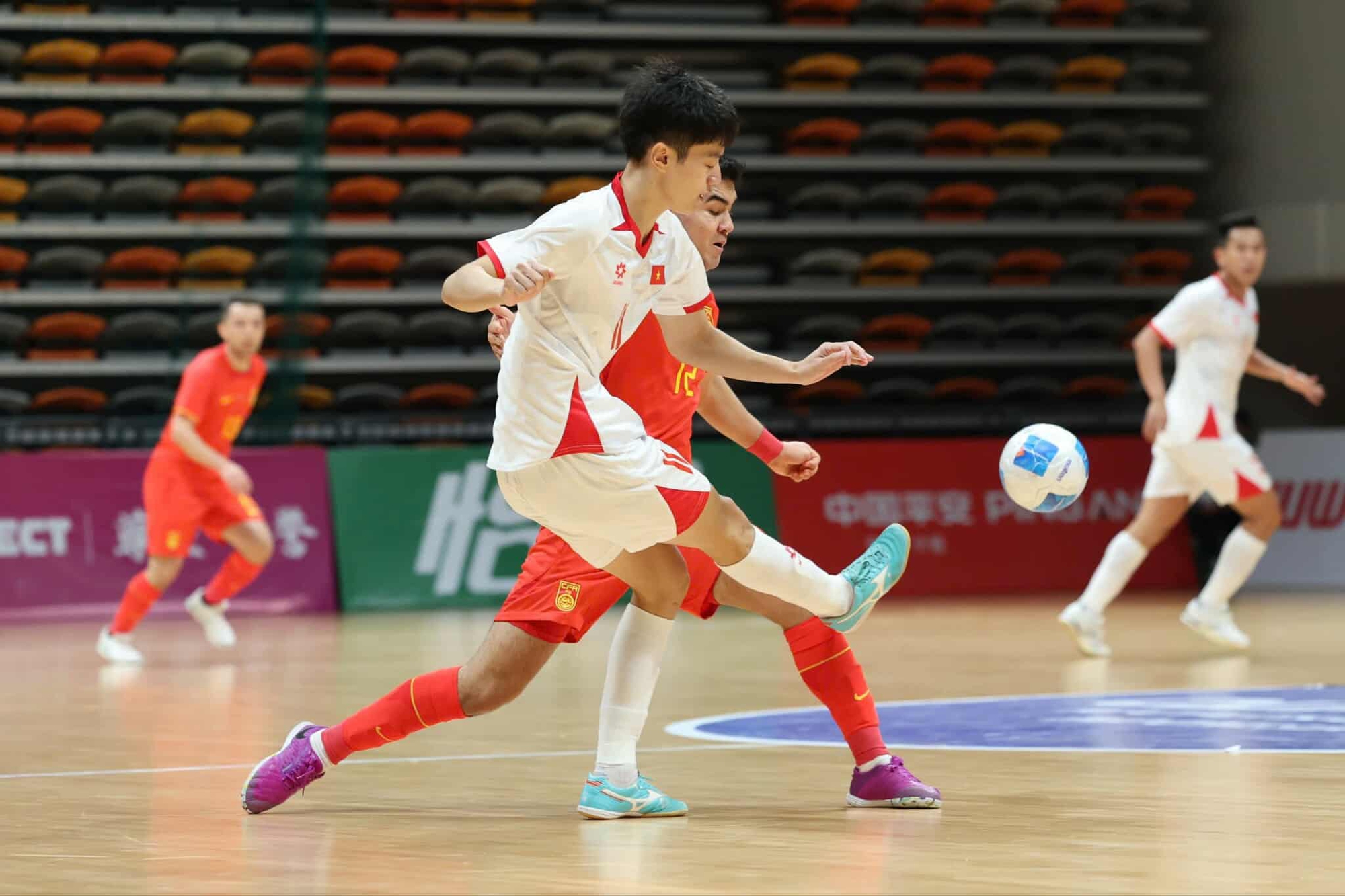 AFC dùng từ “đáng kinh ngạc” để ca ngợi tuyển Việt Nam, chê cầu thủ Trung Quốc đá thô bạo- Ảnh 2.