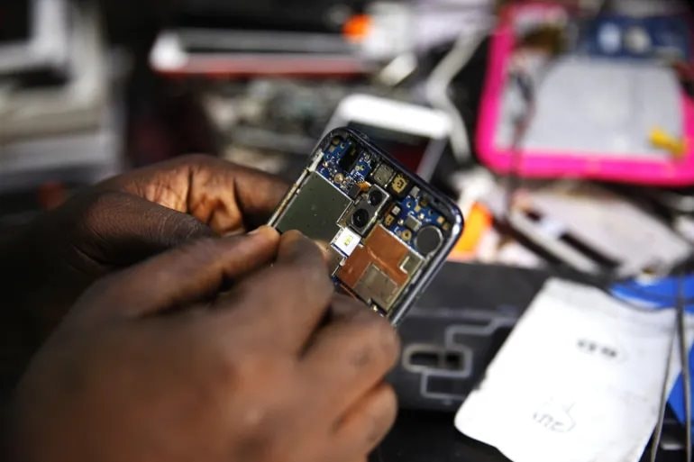 Không dễ như Việt Nam, ở quốc gia này iPhone là biểu tượng "quyền quý": Để dành 40 tháng lương mới mua nổi- Ảnh 4.