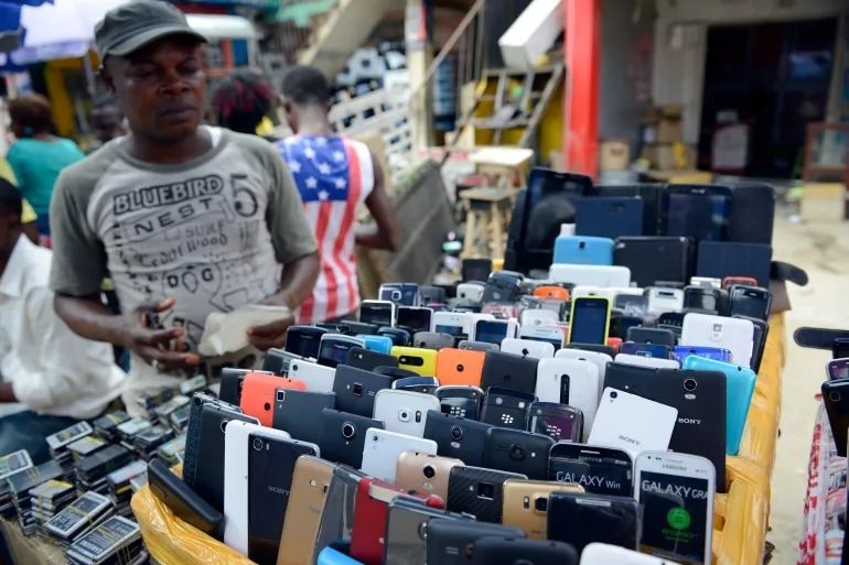 Không dễ như Việt Nam, ở quốc gia này iPhone là biểu tượng "quyền quý": Để dành 40 tháng lương mới mua nổi- Ảnh 1.