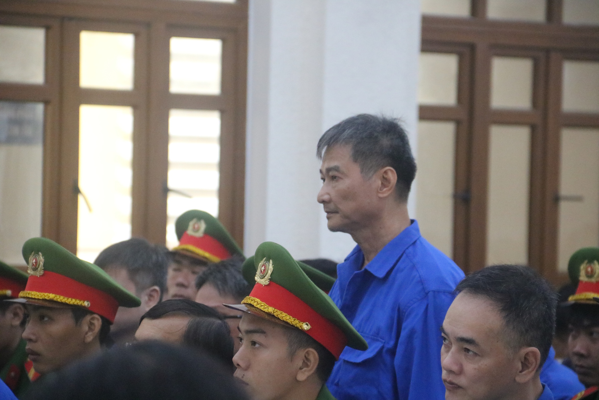 Hình ảnh 2 cựu giám đốc Điện lực Bình Thuận hầu tòa sáng 23-9- Ảnh 2. Hình ảnh 2 cựu giám đốc Điện lực Bình Thuận hầu tòa sáng 23-9- Ảnh 2.