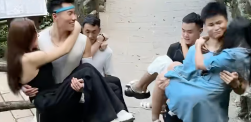 Leo núi kiểu mới ở Trung Quốc: Bỏ tiền thuê trai trẻ cõng, bế, mát-xa tận tình khiến dư luận dậy sóng- Ảnh 1.
