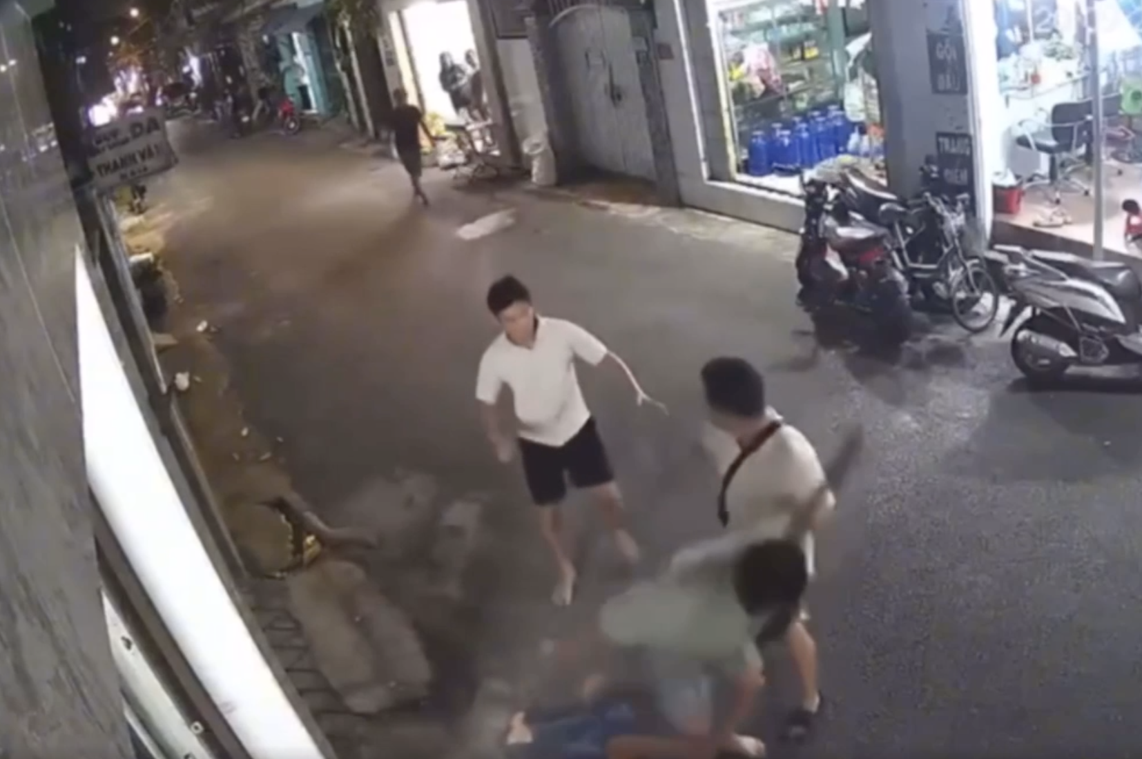 Lý do người đàn ông bị đánh đến ngất xỉu giữa đường ở TP HCM- Ảnh 1. Lý do người đàn ông bị đánh đến ngất xỉu giữa đường ở TP HCM- Ảnh 1.