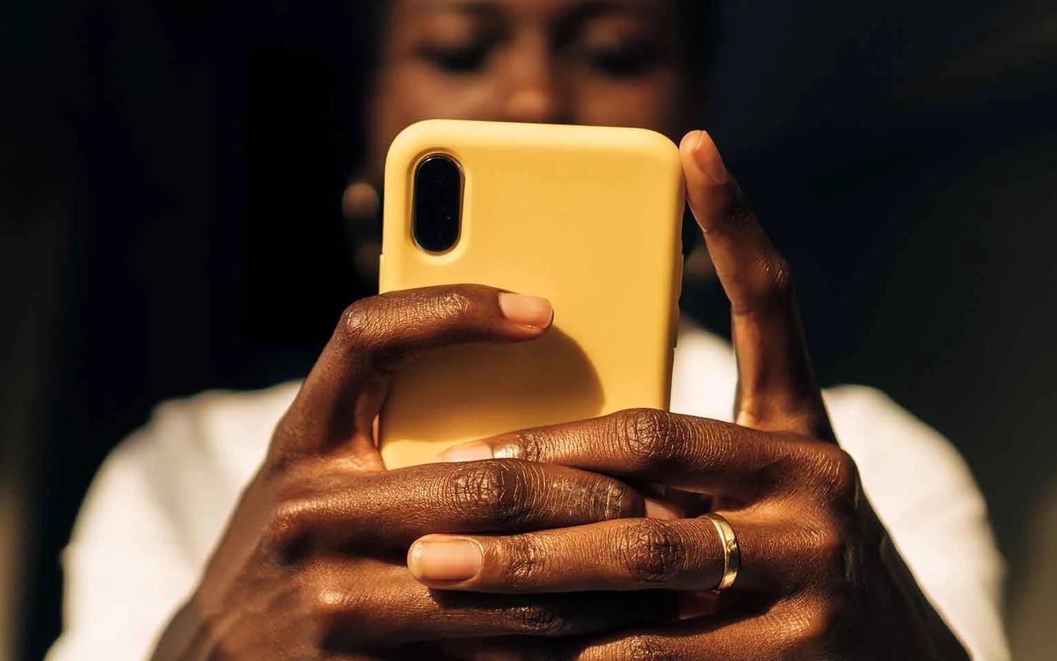 Ở Việt Nam mua iPhone 64 triệu dễ như bỡn, ở quốc gia này iPhone chẳng khác gì 'báu vật': Chẳng ai mua nổi