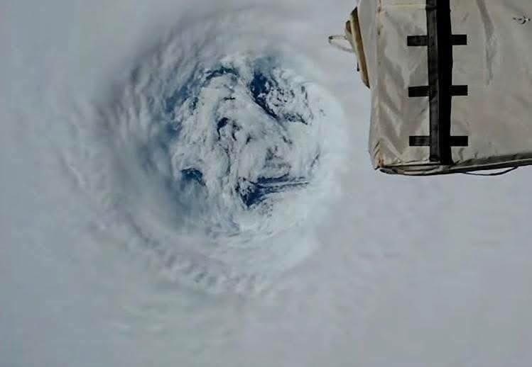 Mắt siêu bão Ragasa nhìn từ vũ trụ: Hình ảnh khiến cả thế giới lo lắng- Ảnh 3. Mắt siêu bão Ragasa nhìn từ vũ trụ: Hình ảnh khiến cả thế giới lo lắng- Ảnh 3.