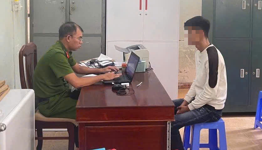 Công an làm việc với thanh niên vừa đánh thai phụ, vừa nói "Biết tao là ai không?"- Ảnh 1.