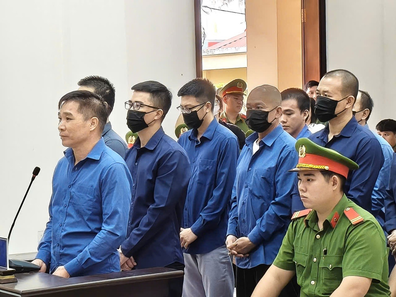 Trùm giang hồ Bình ‘kiểm’ bị phạt 12 năm tù vì mua bán, tàng trữ vũ khí trái phép- Ảnh 2.