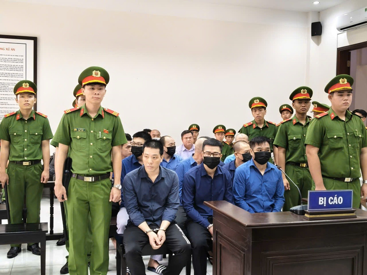 Trùm giang hồ Bình ‘kiểm’ bị phạt 12 năm tù vì mua bán, tàng trữ vũ khí trái phép- Ảnh 3.