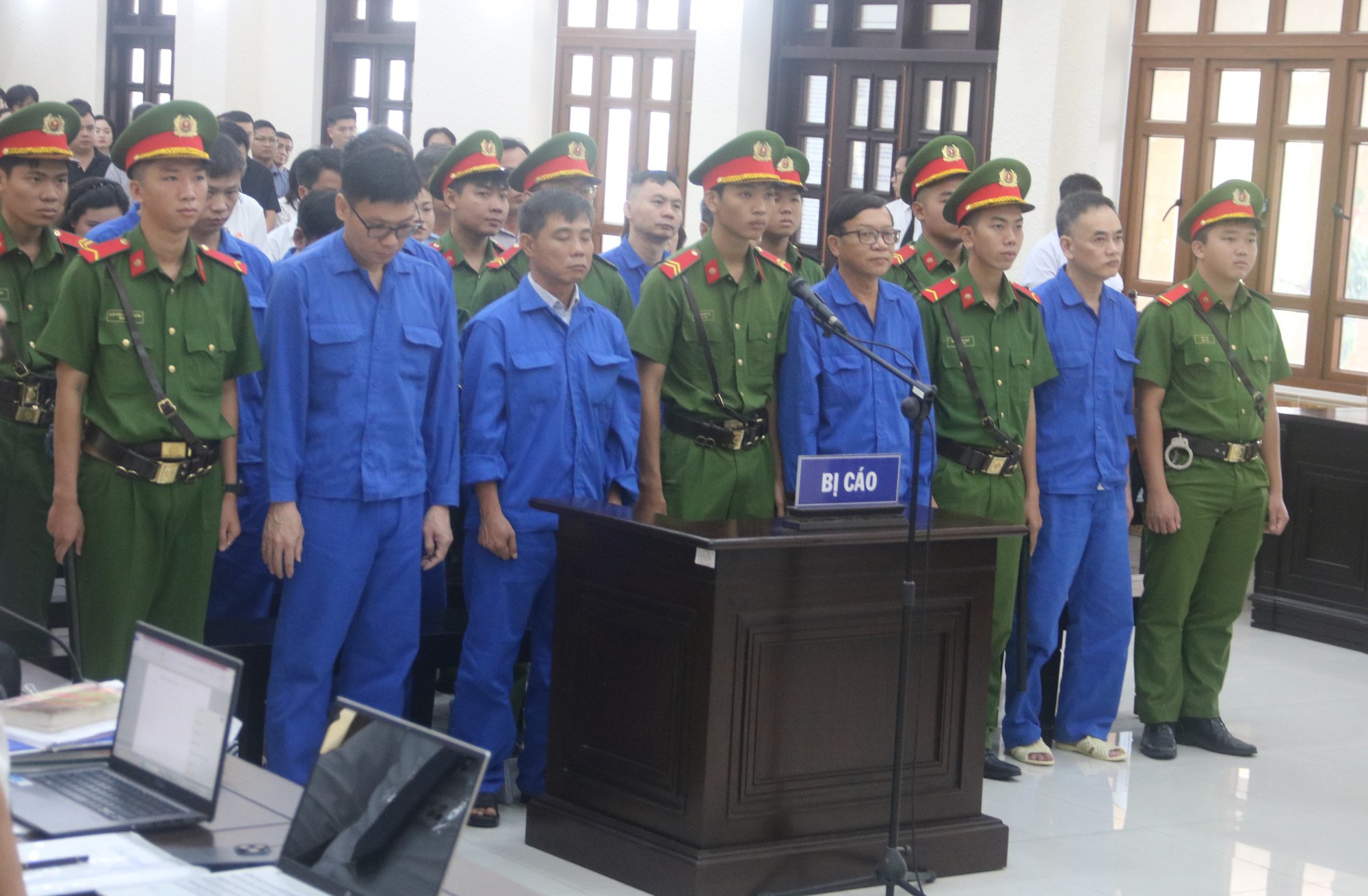 Hình ảnh 2 cựu giám đốc Điện lực Bình Thuận hầu tòa sáng 23-9- Ảnh 1. Hình ảnh 2 cựu giám đốc Điện lực Bình Thuận hầu tòa sáng 23-9- Ảnh 1.