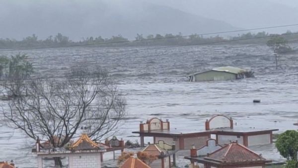Clip kinh hoàng trong siêu bão Ragasa: Dòng bùn cuồn cuộn đổ ập khiến cả thị trấn chìm trong biển nước, người dân bám cột điện cầu cứu- Ảnh 2.