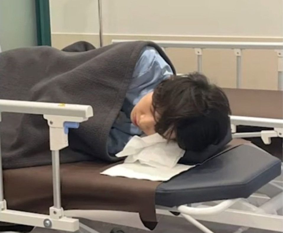 Chàng trai 25 tuổi "kiệt sức" vì lúc nào cũng… online- Ảnh 1. Chàng trai 25 tuổi "kiệt sức" vì lúc nào cũng… online- Ảnh 1.