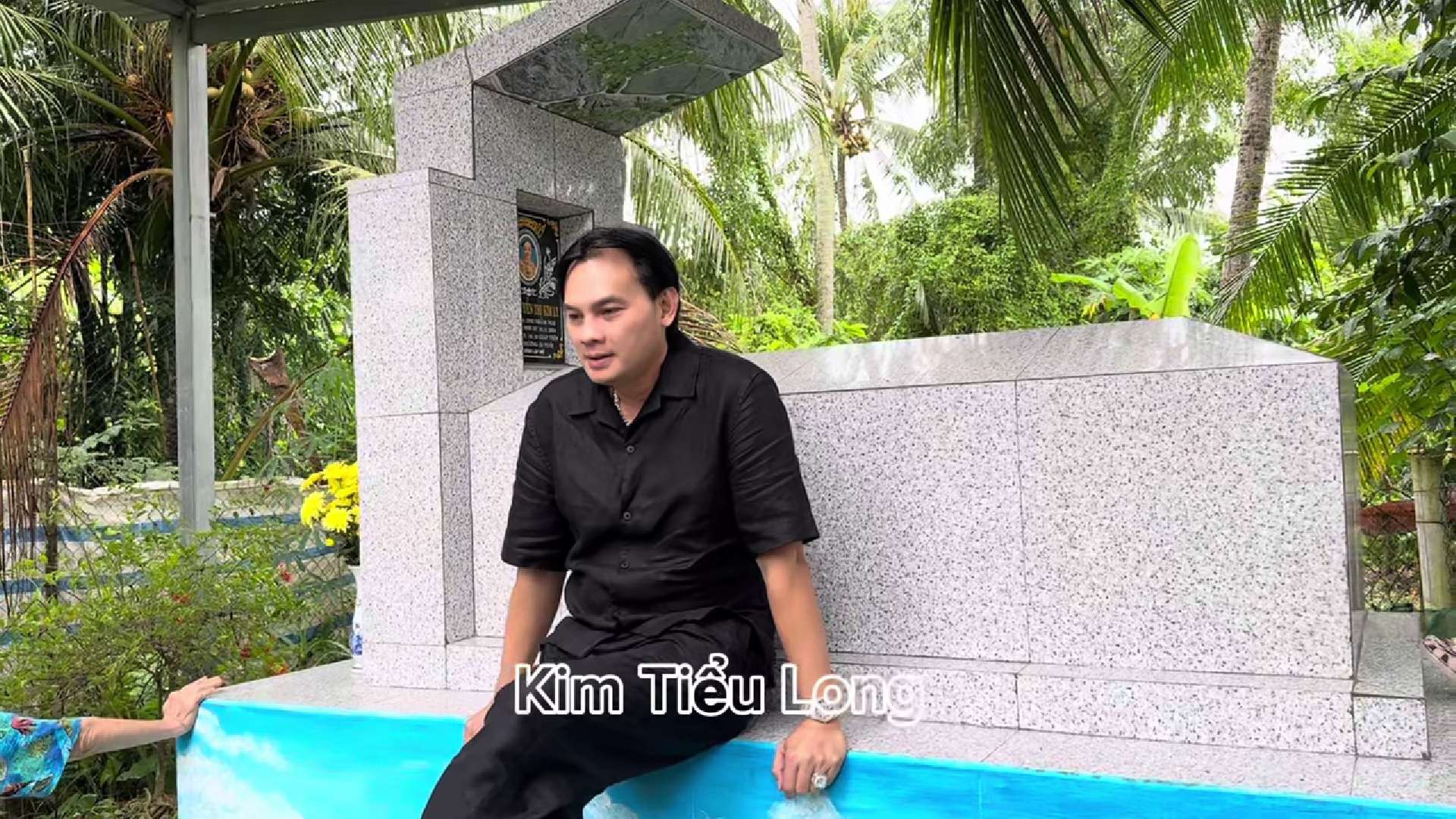Nam NSƯT từ Mỹ về thăm mộ con gái, rút thẳng cọc tiền khiến bà ngoại khóc nức nở- Ảnh 3. Nam NSƯT từ Mỹ về thăm mộ con gái, rút thẳng cọc tiền khiến bà ngoại khóc nức nở- Ảnh 3.