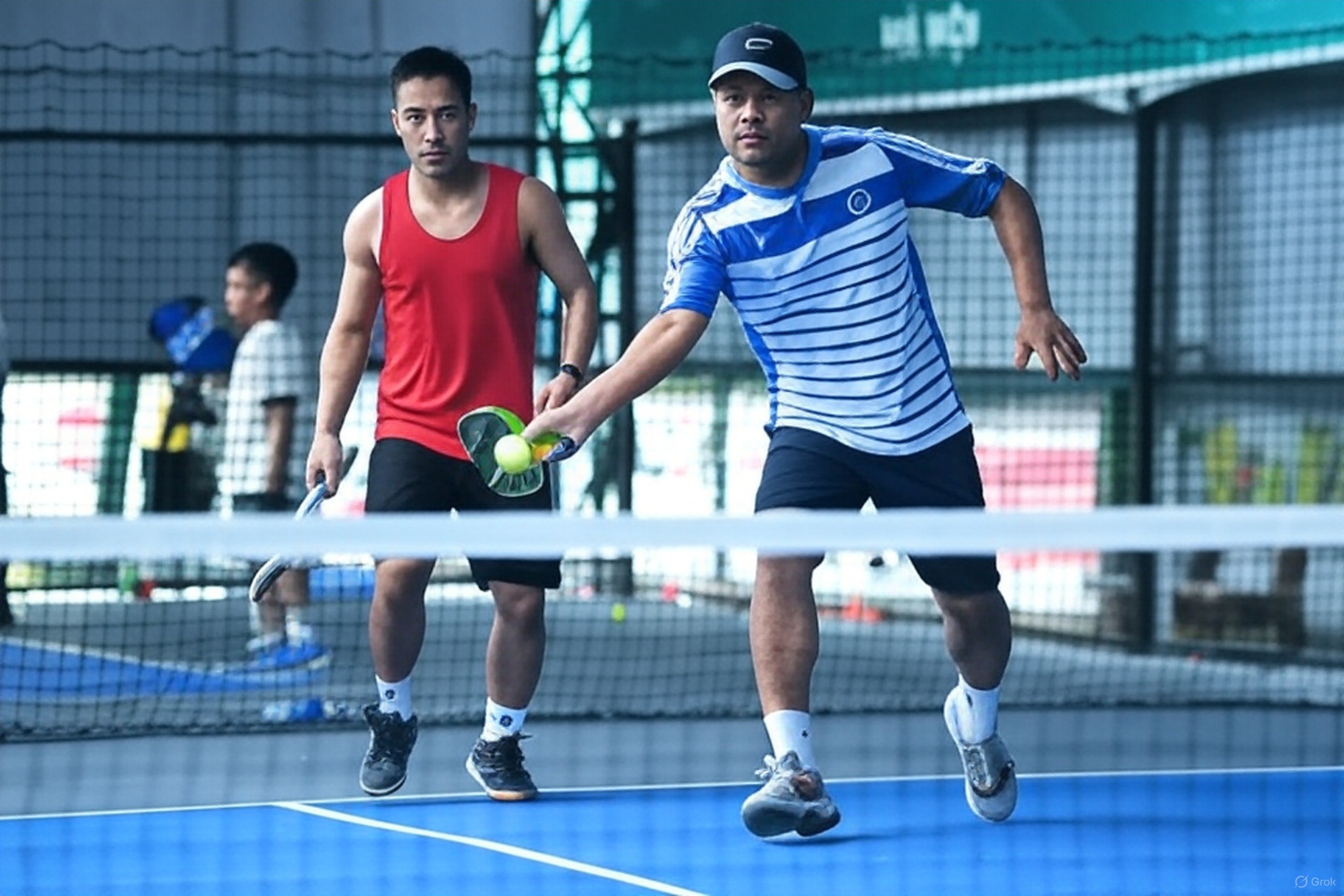 "Đánh đôi pickleball, đồng đội mải ngắm gái xinh sân bên cạnh khiến tôi thua tức tưởi"- Ảnh 1. "Đánh đôi pickleball, đồng đội mải ngắm gái xinh sân bên cạnh khiến tôi thua tức tưởi"- Ảnh 1.