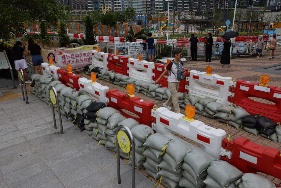 Các thành phố “đóng cửa”, nín thở trước siêu bão Ragasa: Người dân dán chặt cửa kính, chặn bao cát trước nhà, càn quét siêu thị tích trữ đồ- Ảnh 7. Các thành phố “đóng cửa”, nín thở trước siêu bão Ragasa: Người dân dán chặt cửa kính, chặn bao cát trước nhà, càn quét siêu thị tích trữ đồ- Ảnh 7.