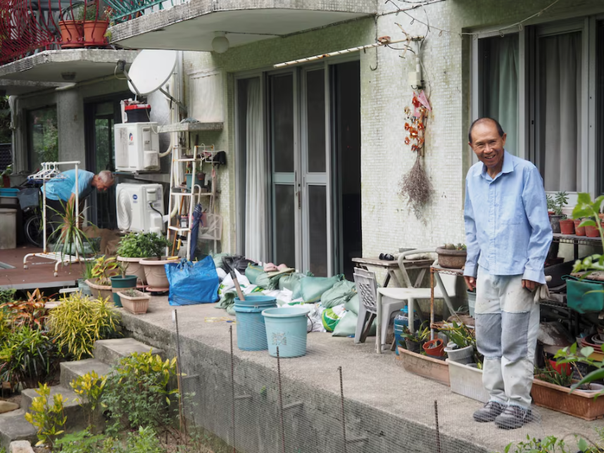 Các thành phố “đóng cửa”, nín thở trước siêu bão Ragasa: Người dân dán chặt cửa kính, chặn bao cát trước nhà, càn quét siêu thị tích trữ đồ- Ảnh 9. Các thành phố “đóng cửa”, nín thở trước siêu bão Ragasa: Người dân dán chặt cửa kính, chặn bao cát trước nhà, càn quét siêu thị tích trữ đồ- Ảnh 9.
