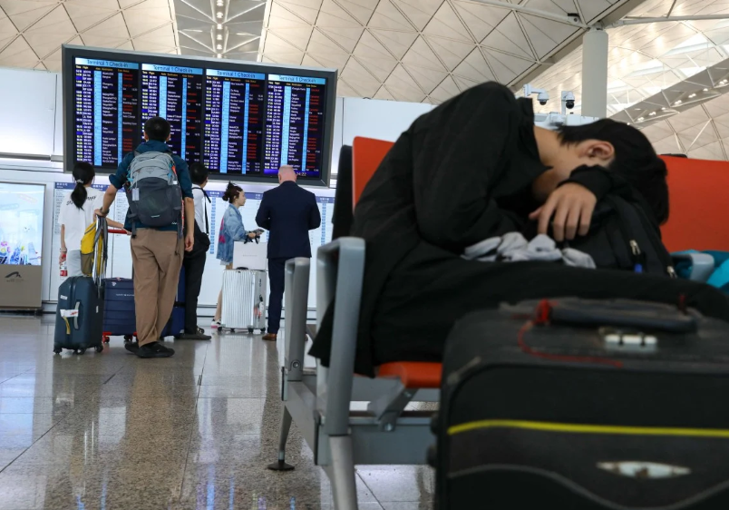 Các thành phố “đóng cửa”, nín thở trước siêu bão Ragasa: Người dân dán chặt cửa kính, chặn bao cát trước nhà, càn quét siêu thị tích trữ đồ- Ảnh 10. Các thành phố “đóng cửa”, nín thở trước siêu bão Ragasa: Người dân dán chặt cửa kính, chặn bao cát trước nhà, càn quét siêu thị tích trữ đồ- Ảnh 10.