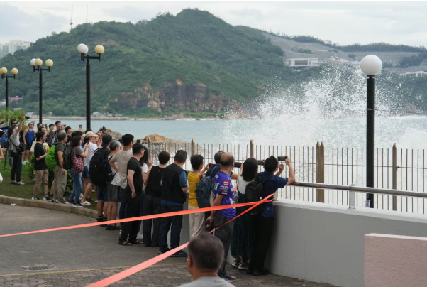 Các thành phố “đóng cửa”, nín thở trước siêu bão Ragasa: Người dân dán chặt cửa kính, chặn bao cát trước nhà, càn quét siêu thị tích trữ đồ- Ảnh 12. Các thành phố “đóng cửa”, nín thở trước siêu bão Ragasa: Người dân dán chặt cửa kính, chặn bao cát trước nhà, càn quét siêu thị tích trữ đồ- Ảnh 12.