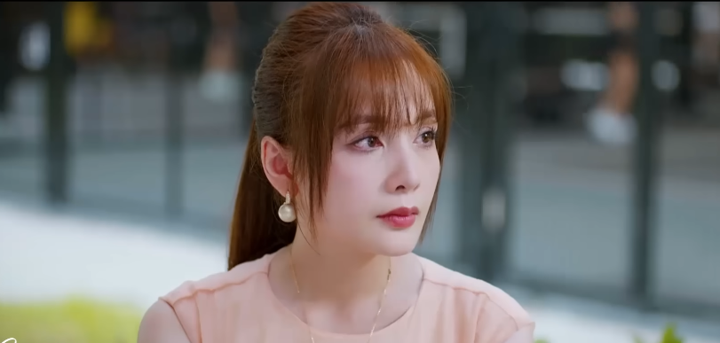 Chưa thấy phu nhân tài phiệt nào kém sang thế này: Nhan sắc sến súa lạc quẻ, giọng nói còn tuyệt vọng hơn- Ảnh 2. Chưa thấy phu nhân tài phiệt nào kém sang thế này: Nhan sắc sến súa lạc quẻ, giọng nói còn tuyệt vọng hơn- Ảnh 2.