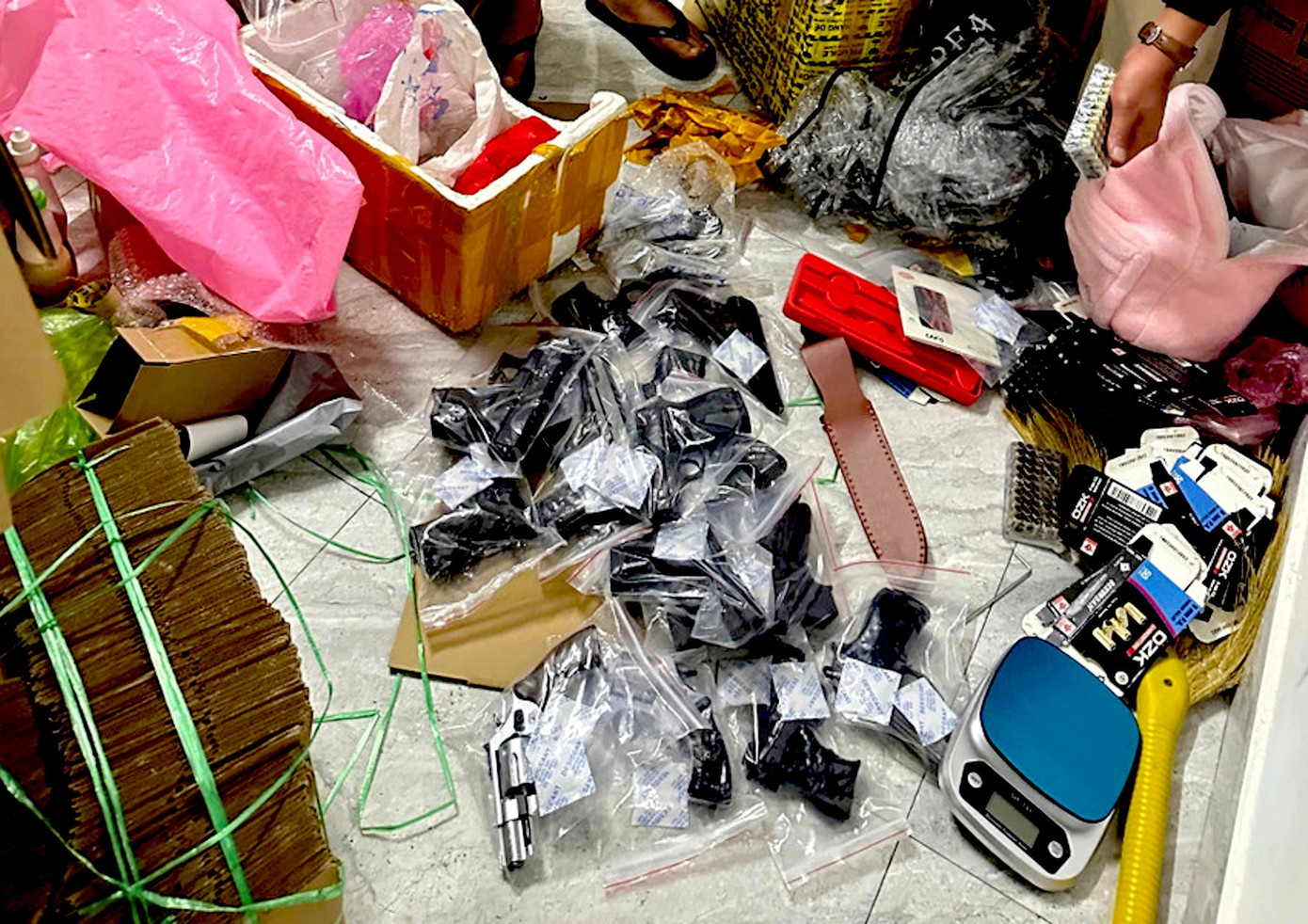 Phát hiện lô vũ khí ‘khủng’ sau vụ nổ súng thị uy trên phố- Ảnh 1.