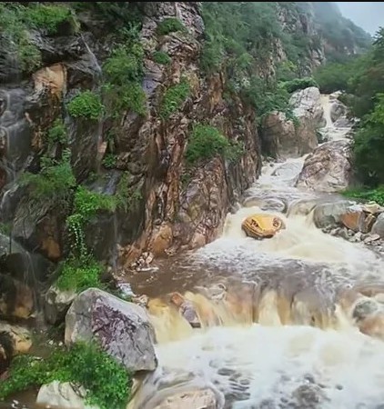 'Trăn khổng lồ' giữa suối khiến du khách hoảng sợ, ban quản lý nói: Nó đã ở đây hàng trăm triệu năm- Ảnh 1. 'Trăn khổng lồ' giữa suối khiến du khách hoảng sợ, ban quản lý nói: Nó đã ở đây hàng trăm triệu năm- Ảnh 1.